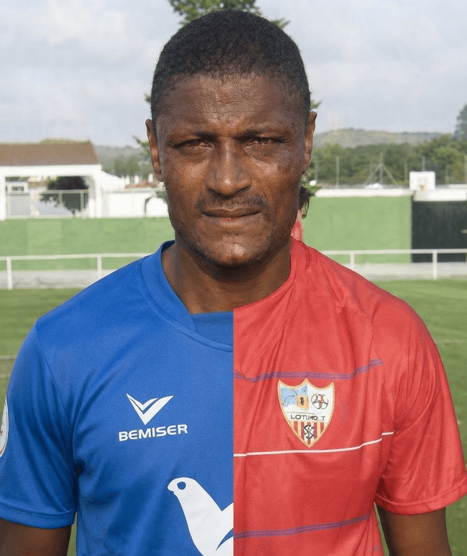 FotoMontaje de Catanha, exfutbolista que defendió las camisetas del CD Estepona y el Linares Deportivo.