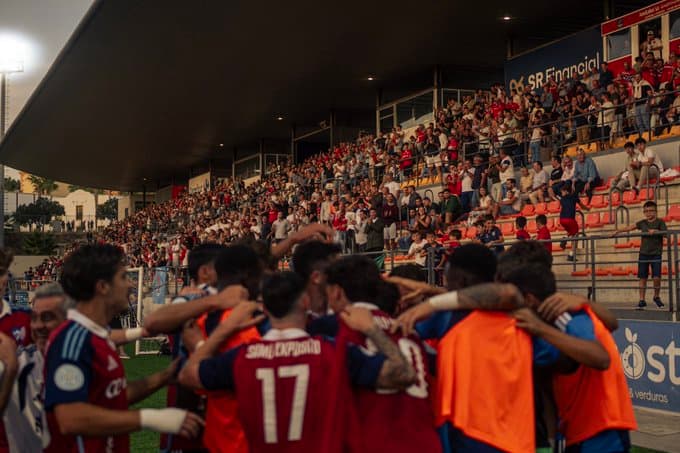 A strong Ciudad de Lucena side held Estepona to a draw at the Muñoz Pérez stadium, snatching two points at the death (2-2).