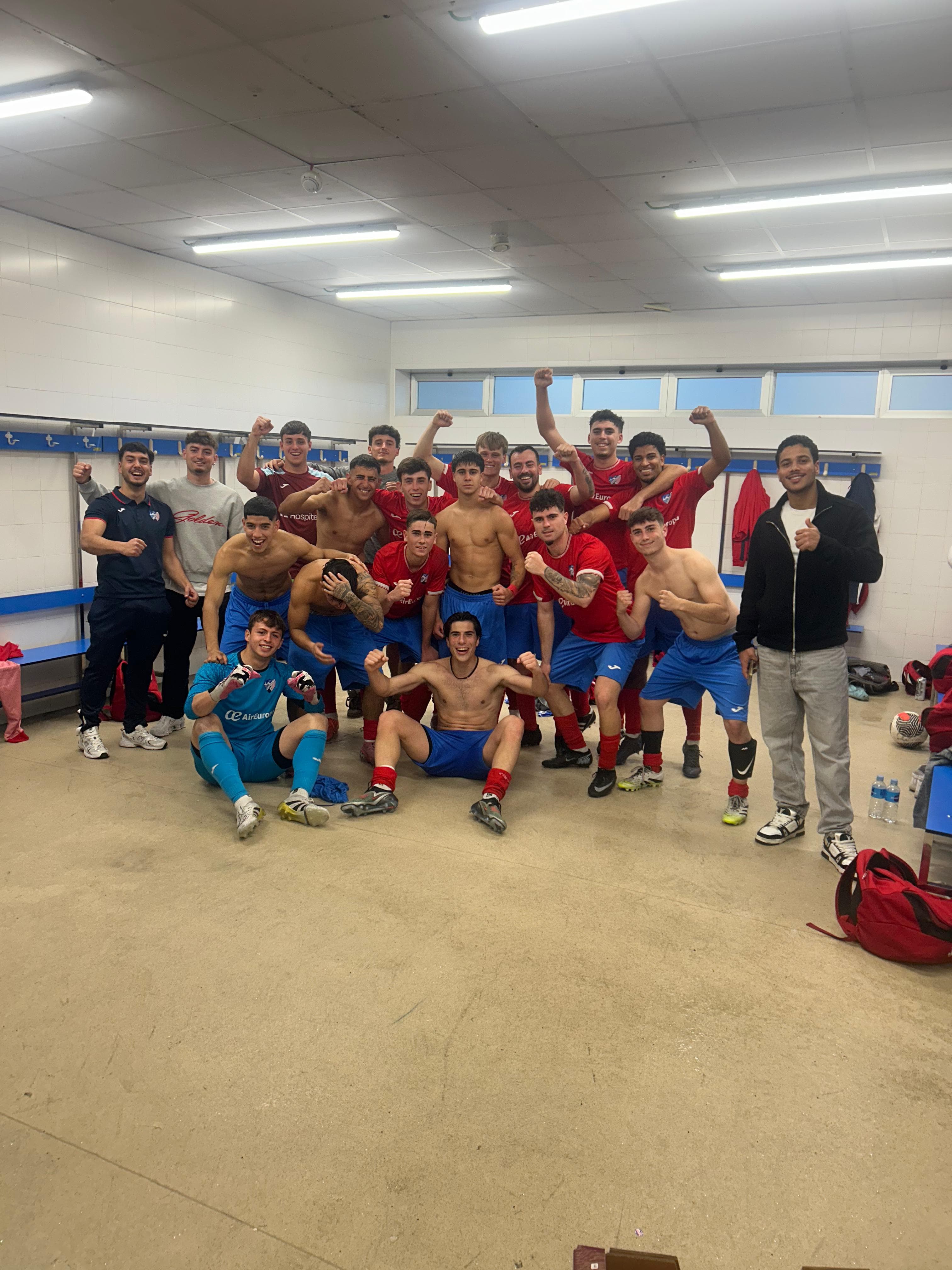 Imagen de la noticia: *The reserve team comes back to defeat La Cala 2-1 in an epic match that ended with nine players.* 