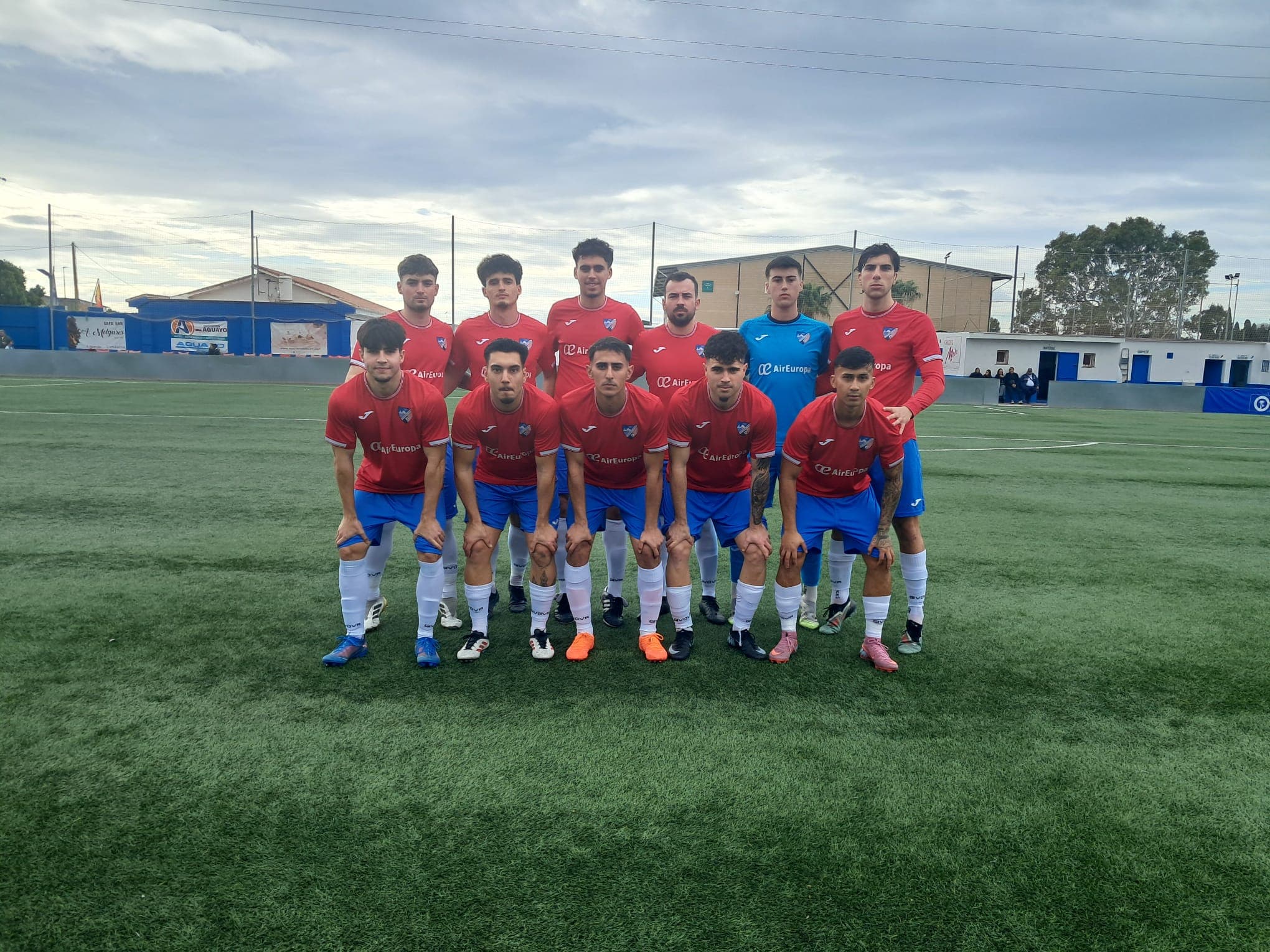 Imagen de la noticia: *A TEAM SHORT ON PLAYERS WINS CONVINCINGLY IN ALGARROBO 2-4*