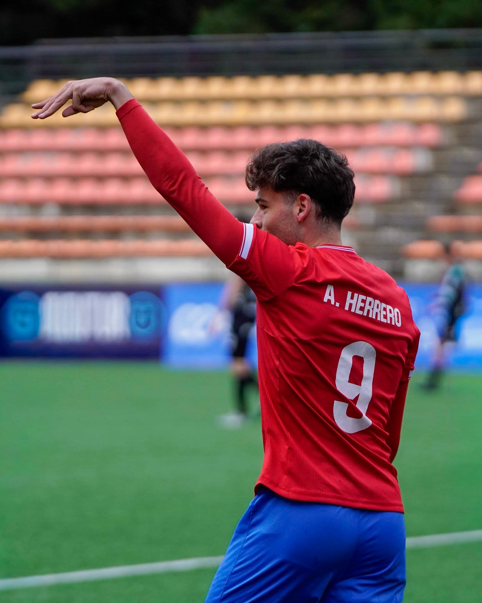 Ariel Herrero celebra su primer gol con la camiseta rojilla
