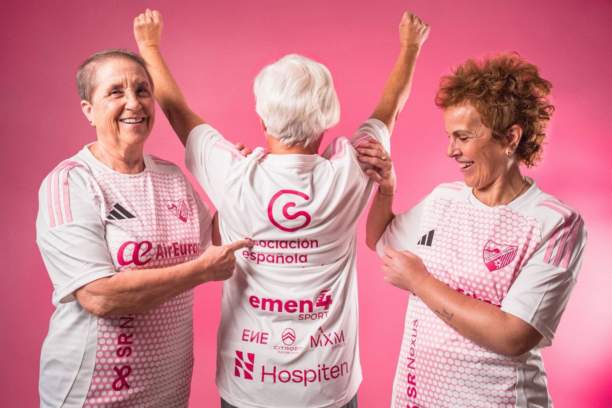 Representantes de la AECC de Estepona durante la presentación de la camiseta solidaria contra el cáncer de mama.