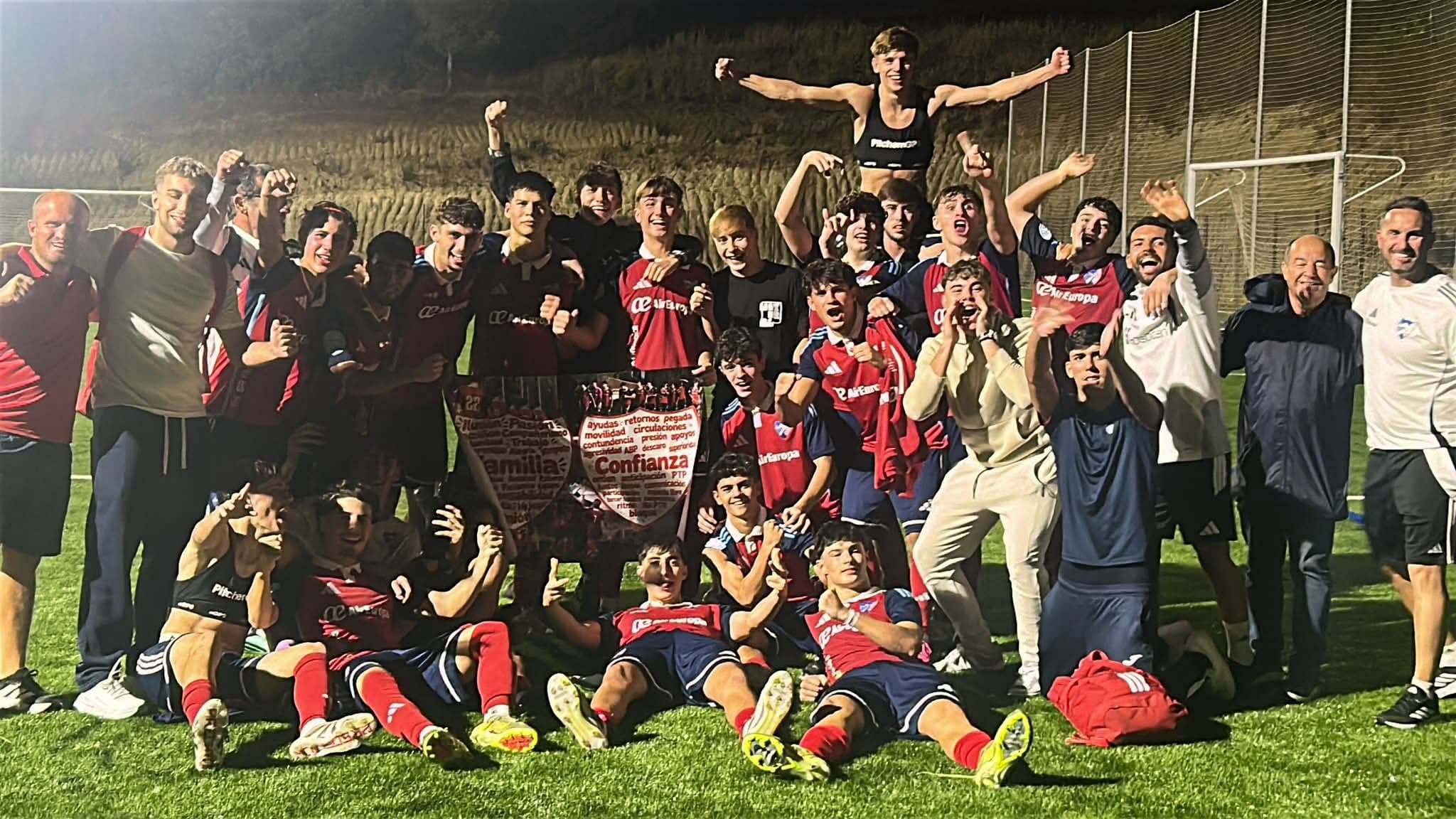 Jugadores del Juvenil A celebrando su éxito tras el partido