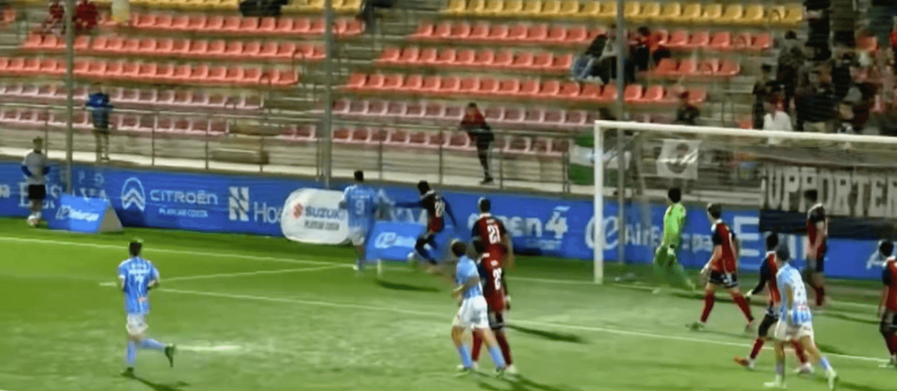 Captura del partido entre el CD Estepona y el Ciudad de Lucena en la disputa del balón junto a la línea de fondo antes del córner del 2-2.