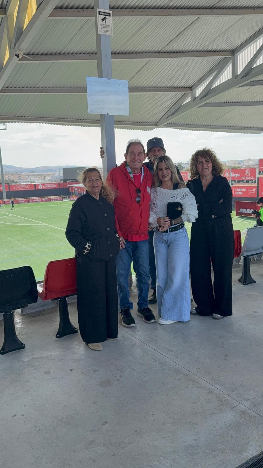 Pepe Rivas junto a sus habituales acompañantes, su amigo Silvestre, Mariana, Toñi y Mari