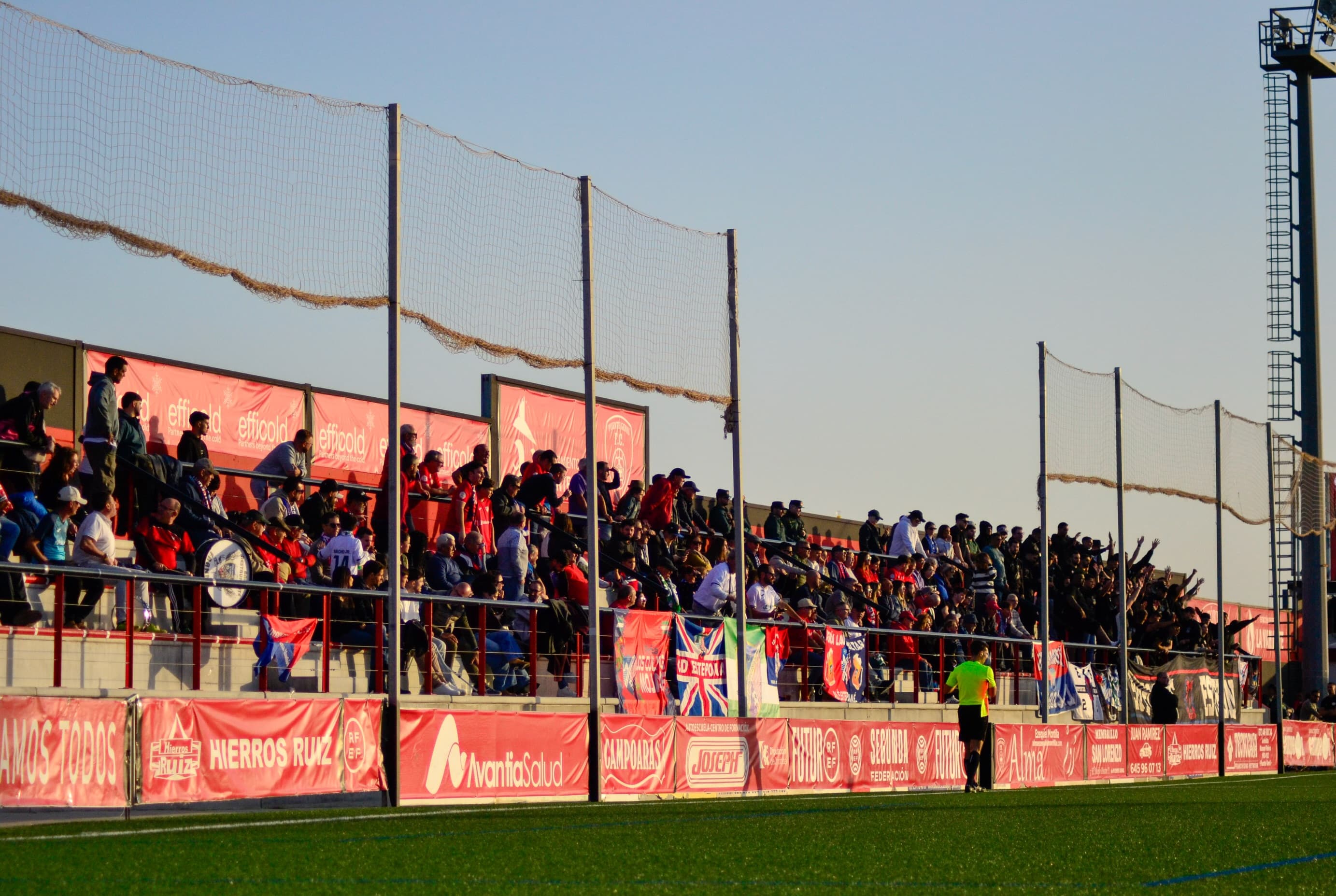 Aficionados del CD Estepona acompañando al equipo durante su último desplazamiento a Puente Genil.