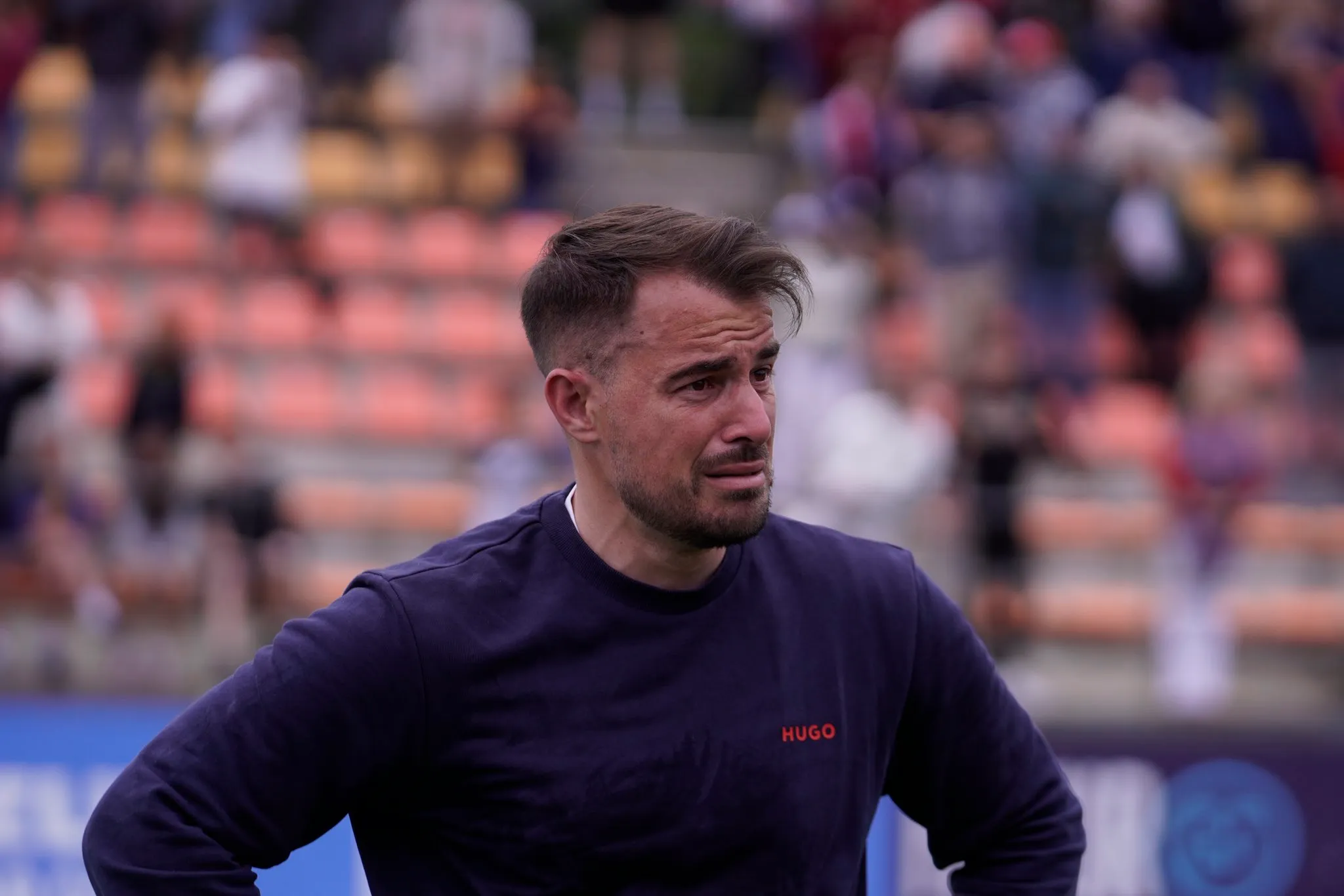 Manolo Sánchez, entrenador del CD Estepona, durante un momento de emoción en el Francisco Muñoz Pérez ante la grada del estadio.