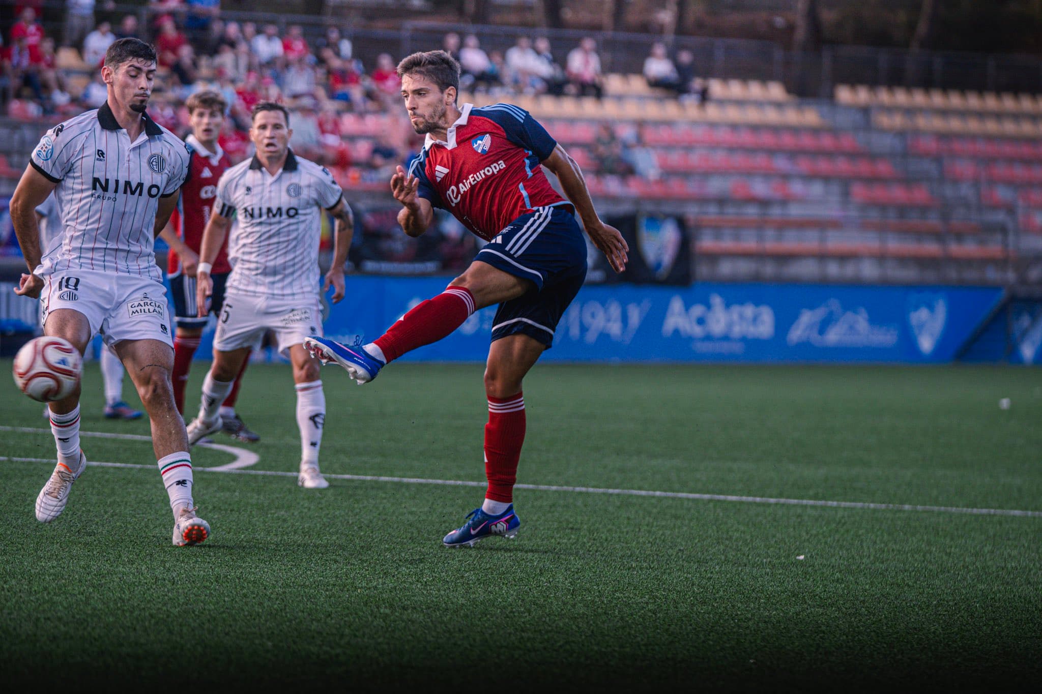 Cinco goles, dos rojas y tres puntos para el Estepona