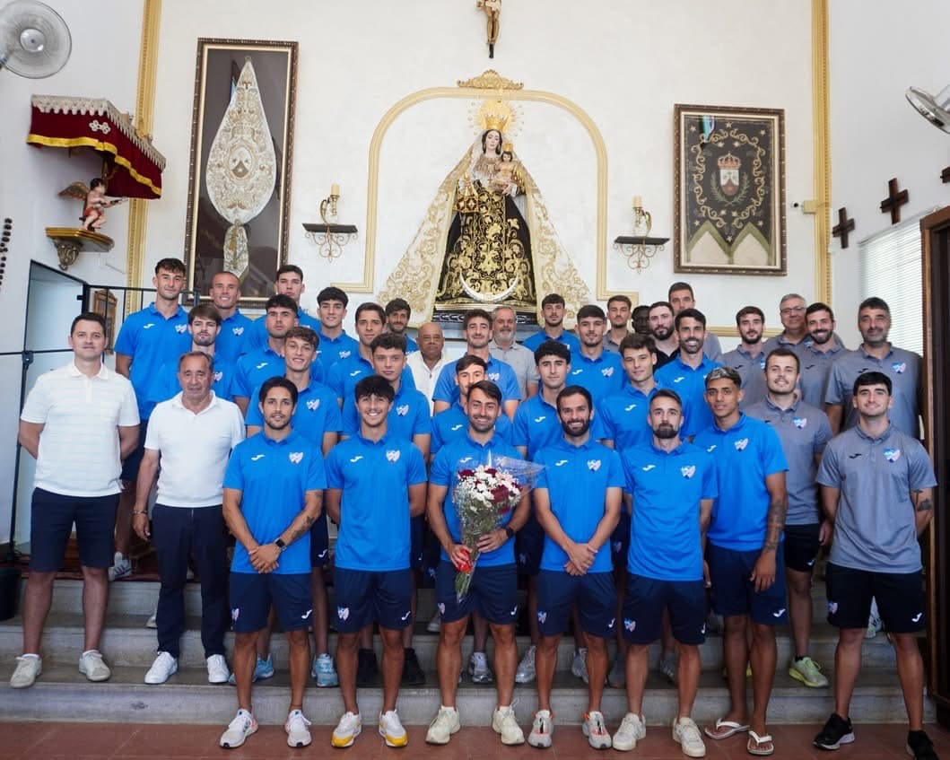 Imagen de la noticia: Floral offering of CD Estepona to the Patroness of the city, Our Lady of Carmen Coronada