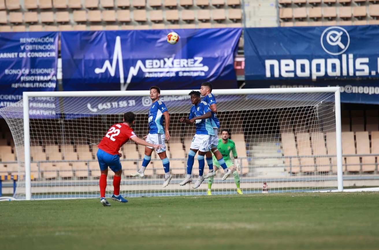 Imagen de la noticia: CD Estepona's victory in Jerez 0-1 does not save a Mikel Llorente who was sentenced
