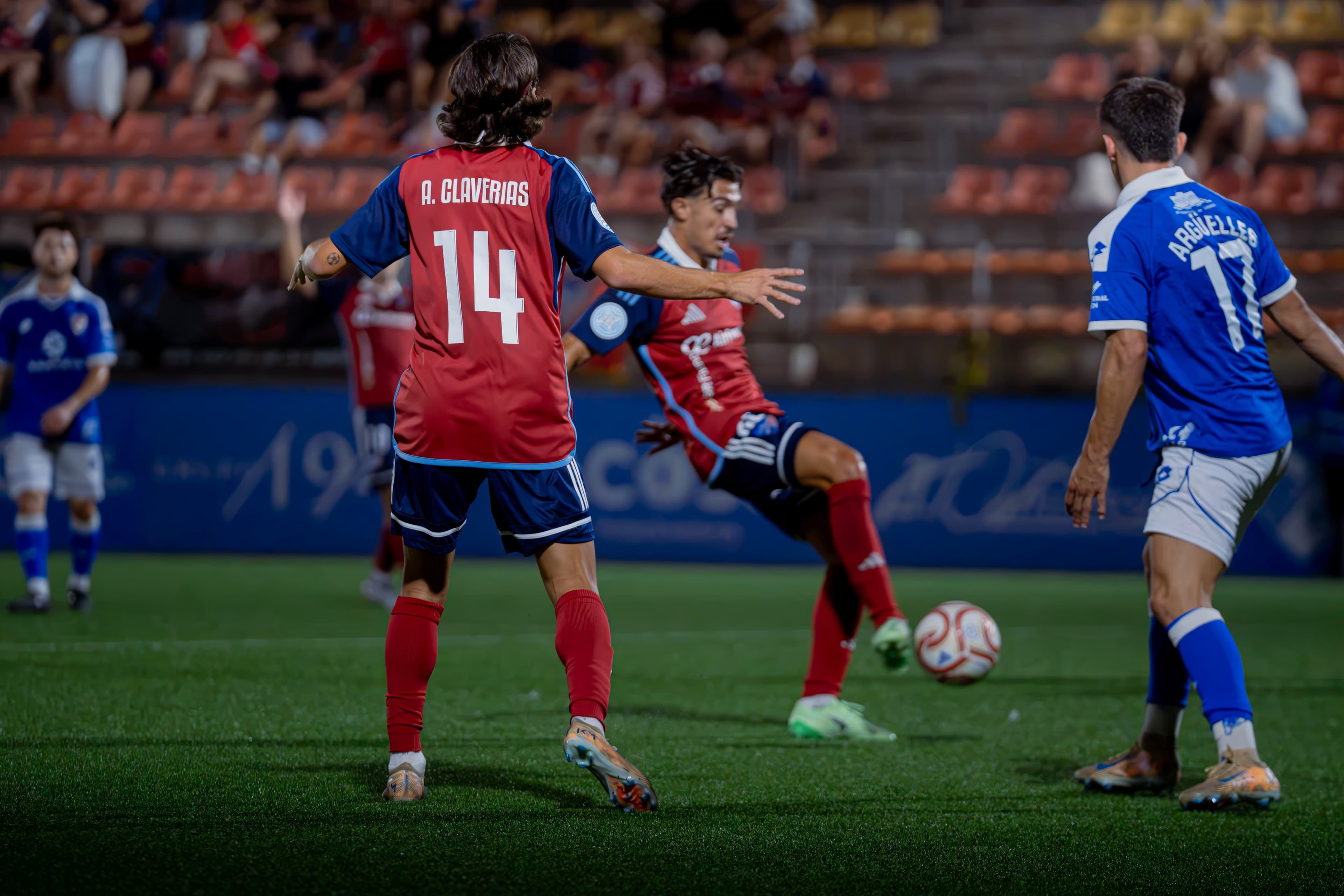 Jugadores del CD Estepona durante el partido ante el Linares Deportivo