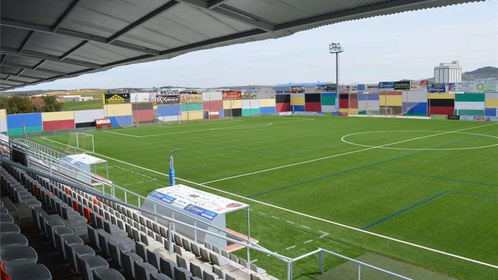 Estadio Municipal Manuel Polinario de Puente Genil antes del partido entre Puente Genil y CD Estepona