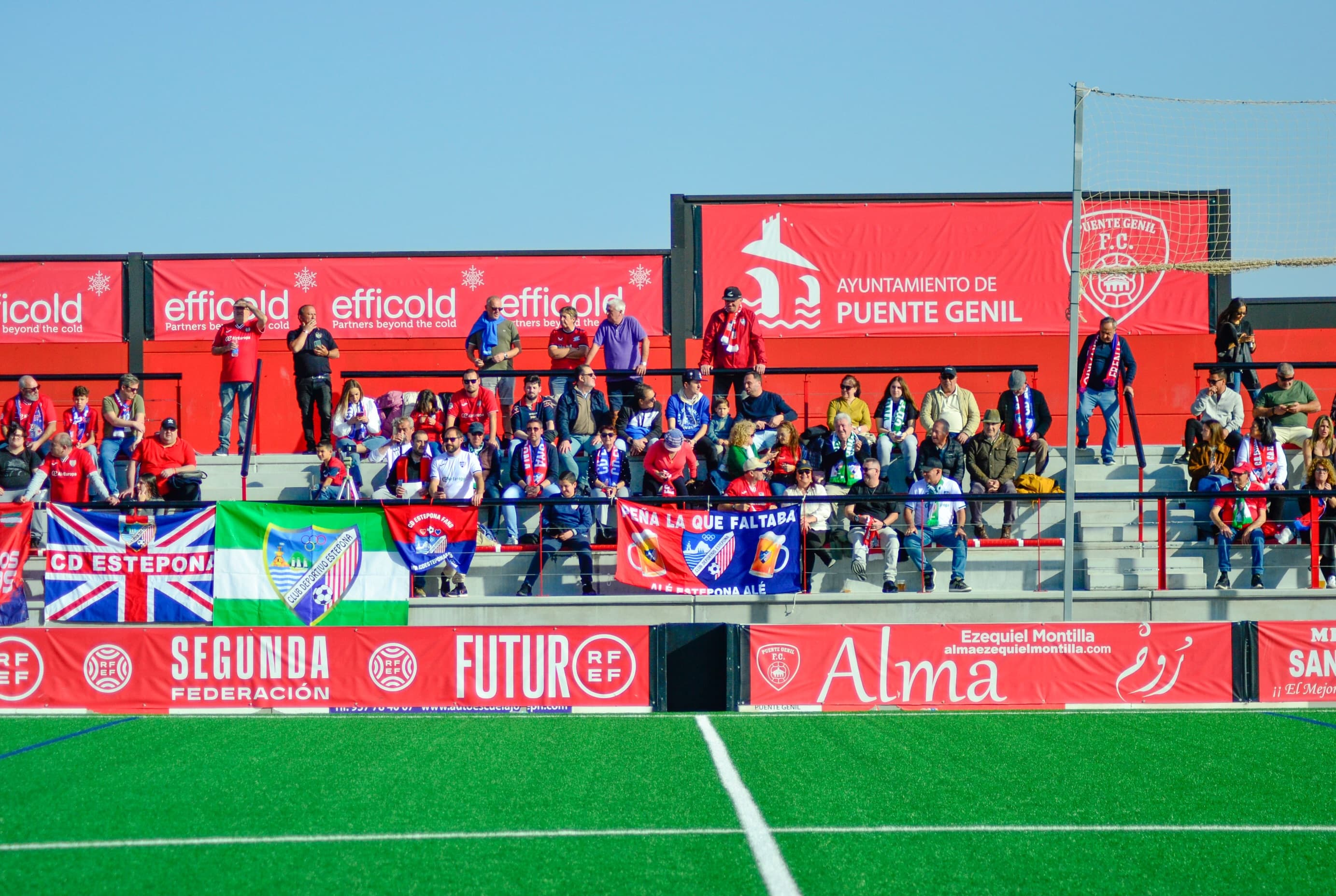 Afición del CD Estepona desplazada para apoyar al equipo en Puente Genil
