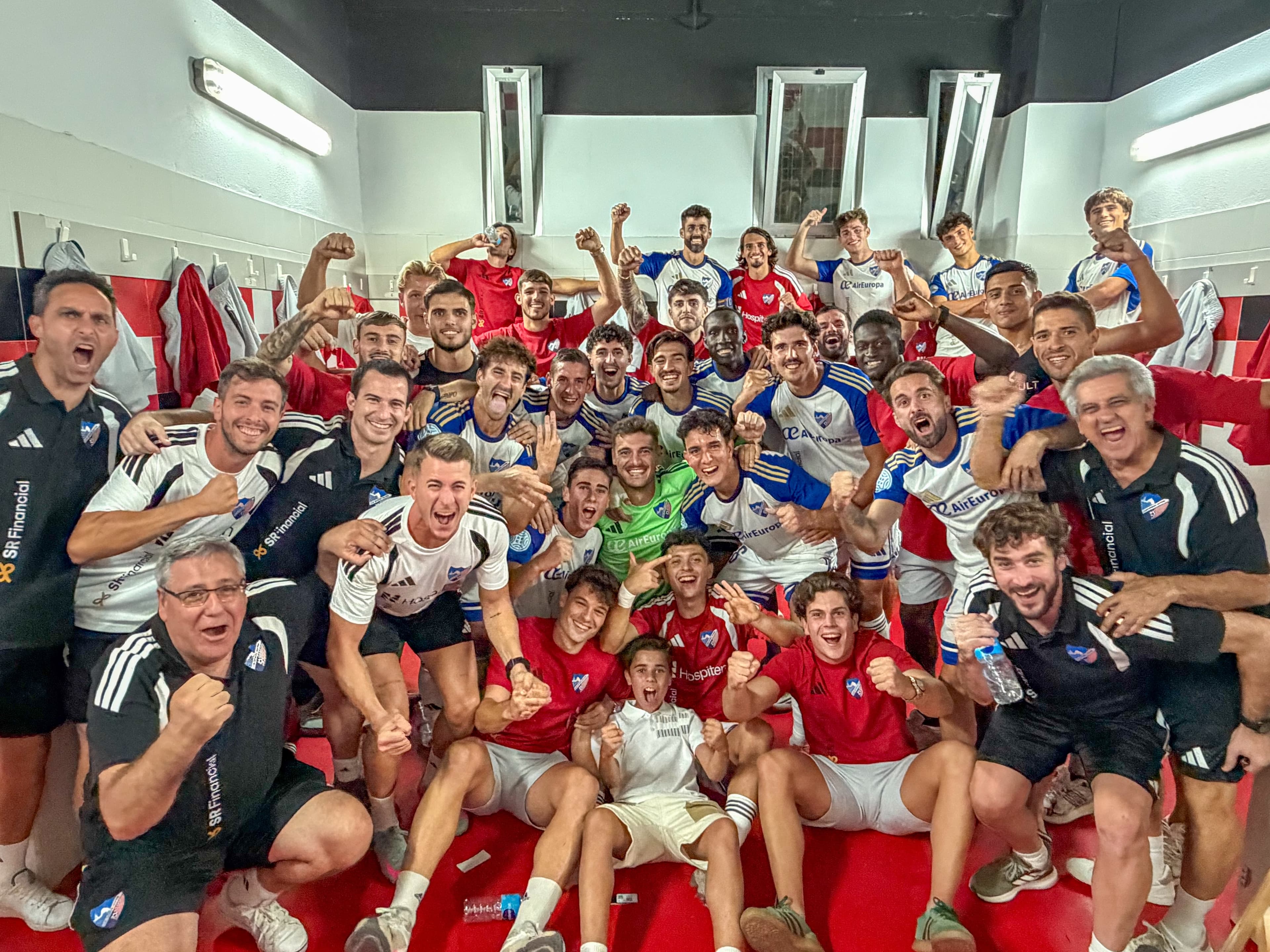 Jugadores del CD Estepona celebran la victoria ante el Puente Genil