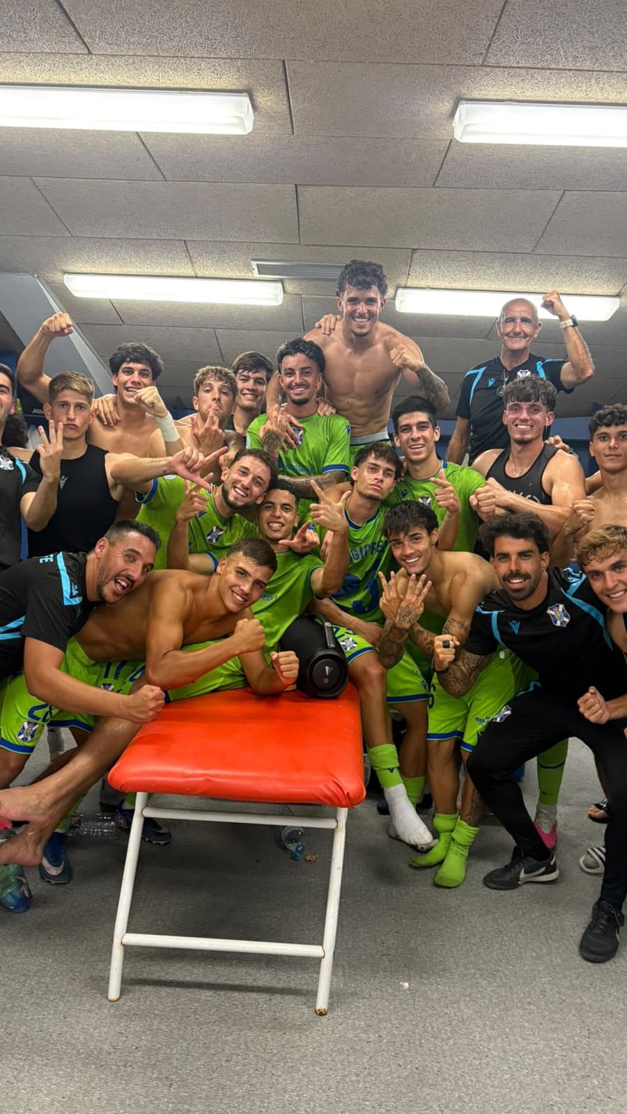 Jugadores del CD Tenerife B celebran una victoria en Segunda Federación