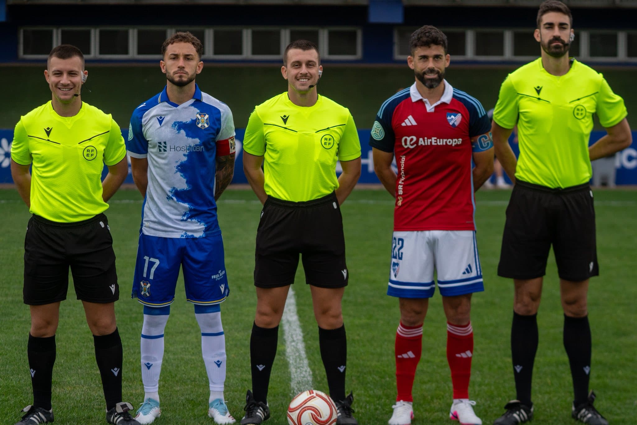 Foto de ambos capitanes y árbitros