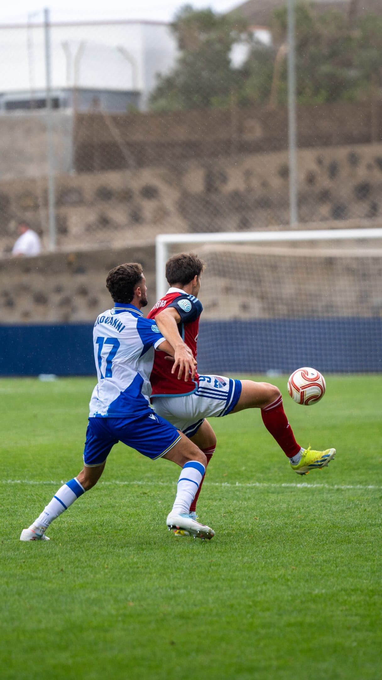 Ariel Herrero, jugador del CD Estepona, disputando un balón durante el partido ante el CD Tenerife B.