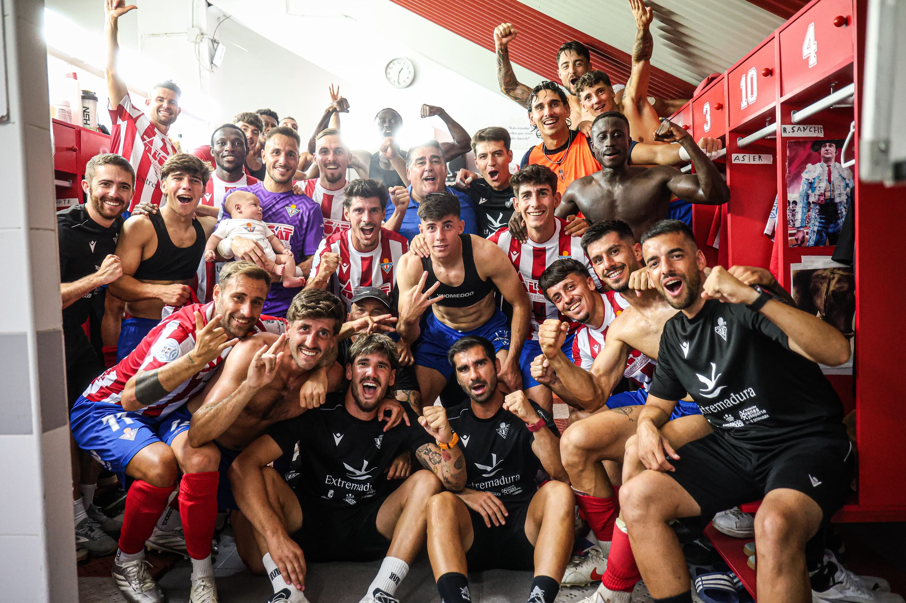 Jugadores del CD Don Benito celebrando la victoria en un partido de Segunda Federación.