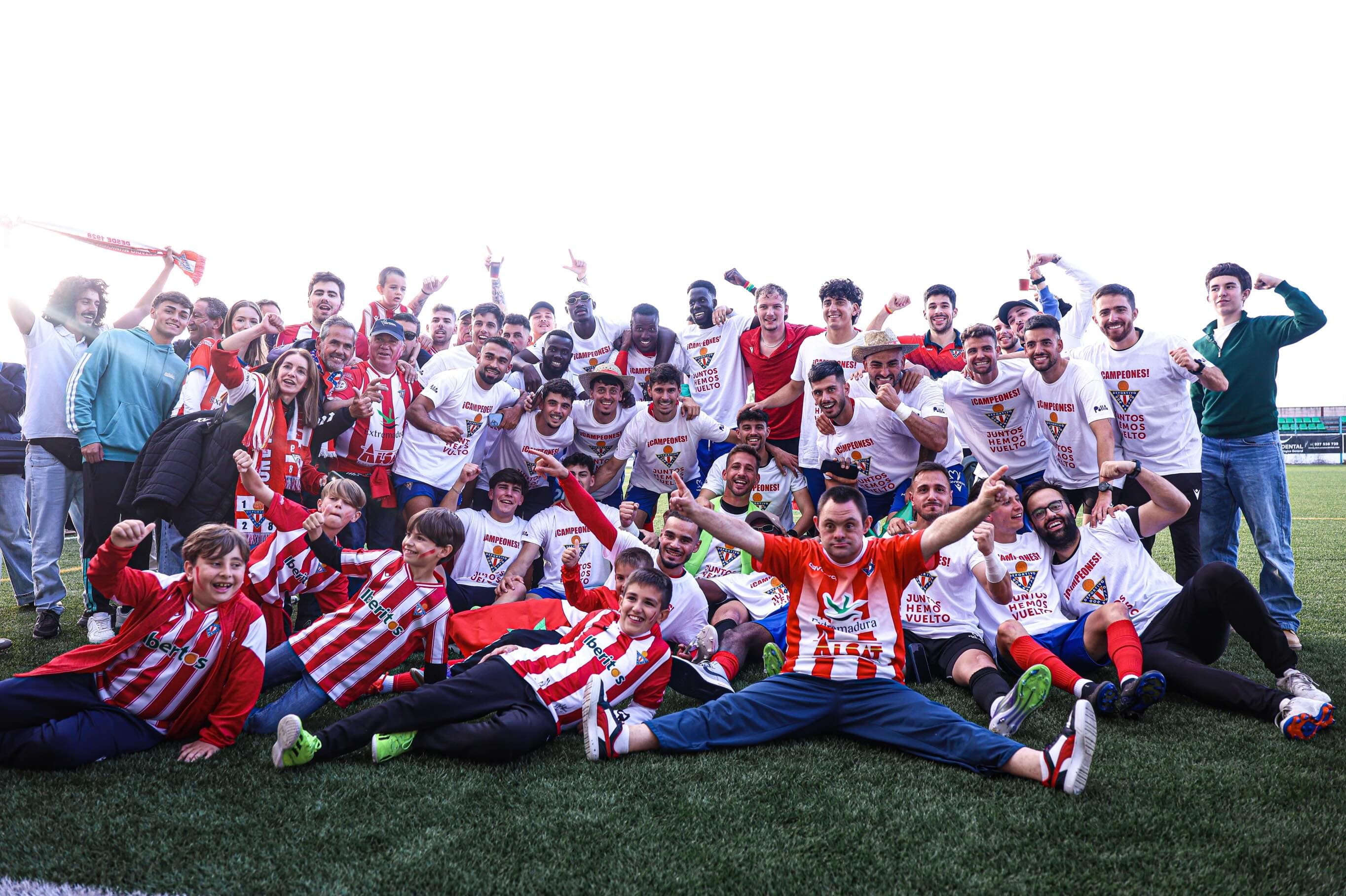 Jugadores del CD Don Benito celebran el ascenso a Segunda Federación.