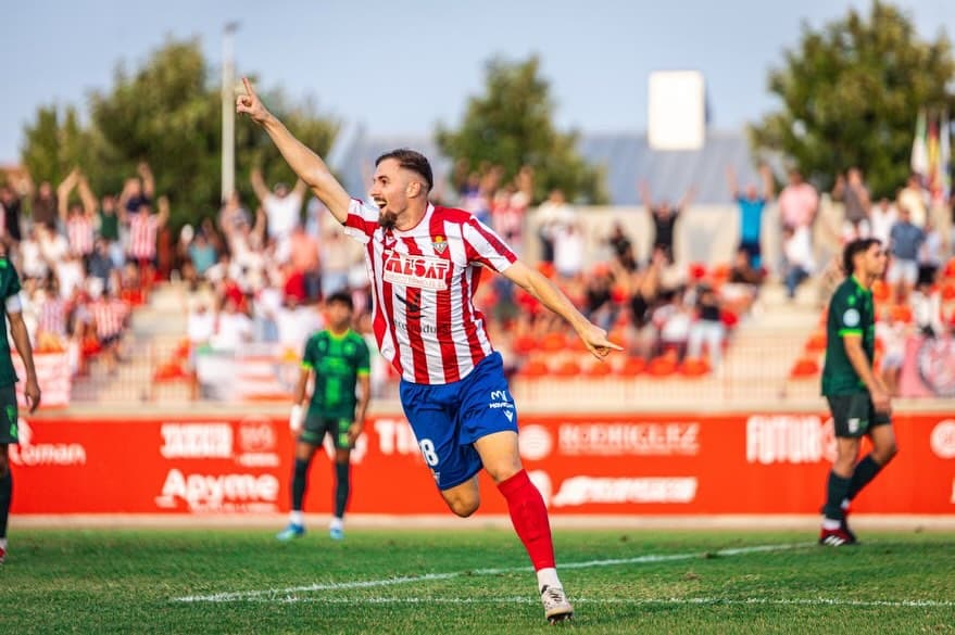 Brian Velázquez celebra su gol con el CD Don Benito ante el Atlético Sanluqueño.