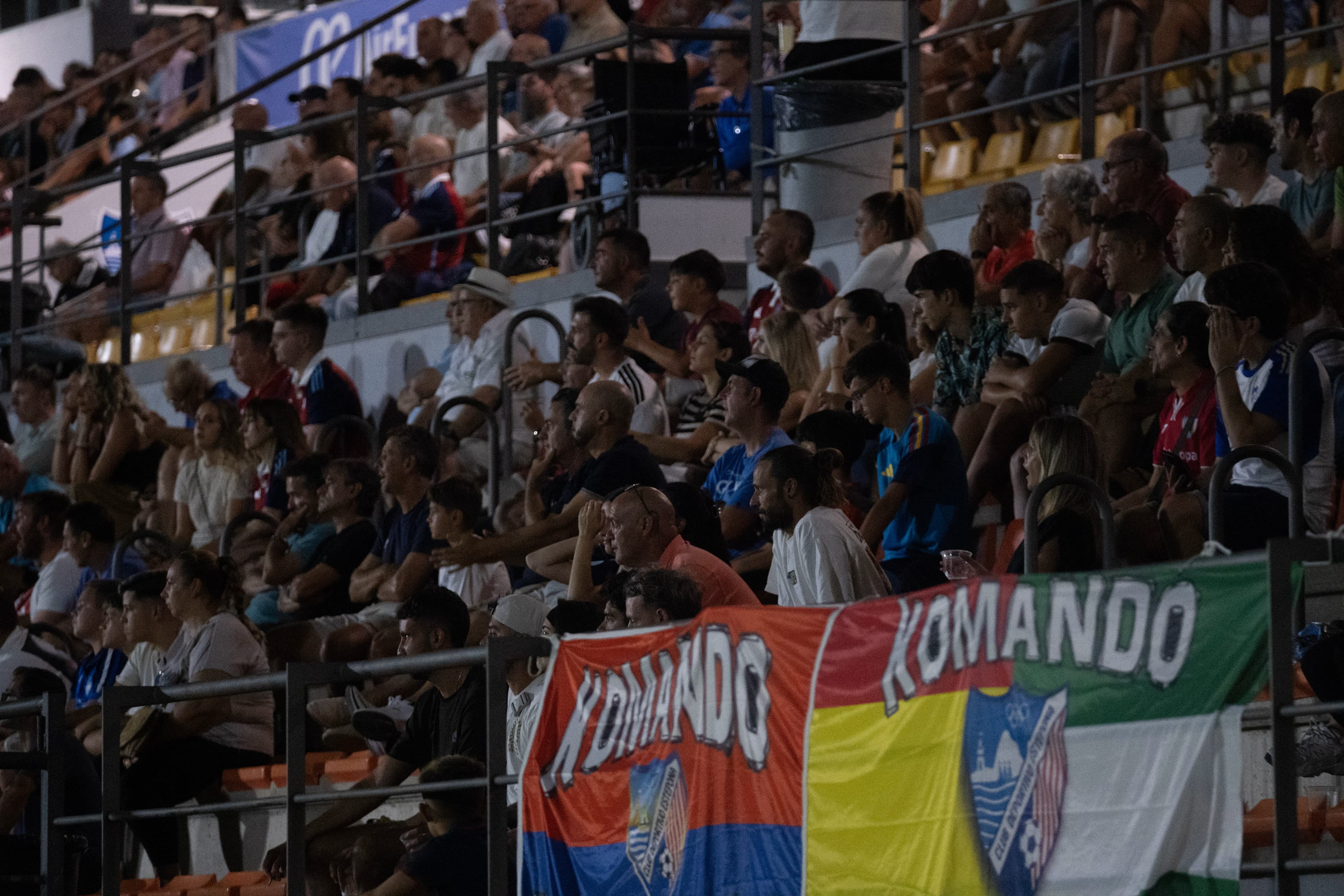 Aficionados del CD Estepona en las gradas del Francisco Muñoz Pérez durante un partido.