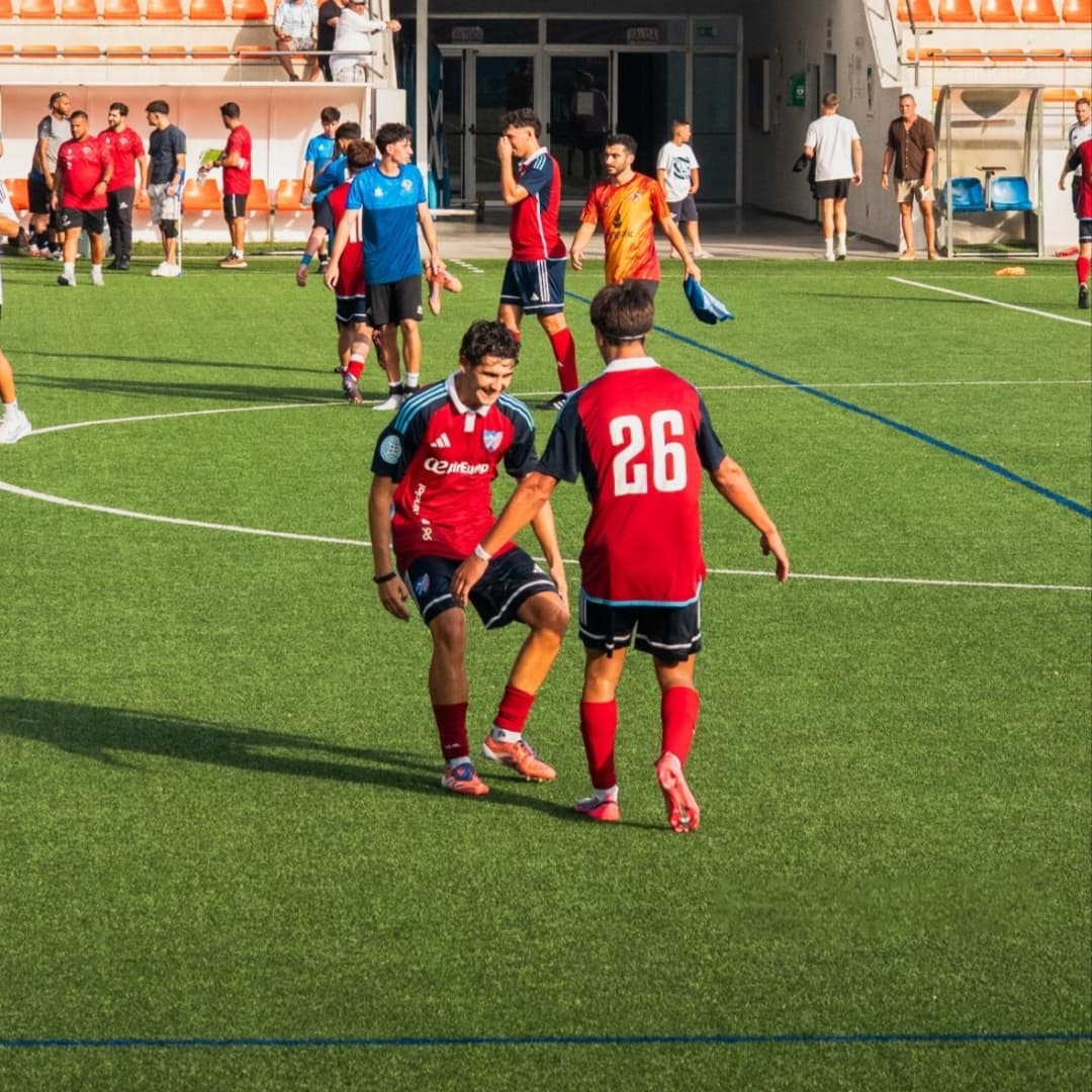 Alejandro Zotano y Manu Santos celebrando la victoria tras el pitido final