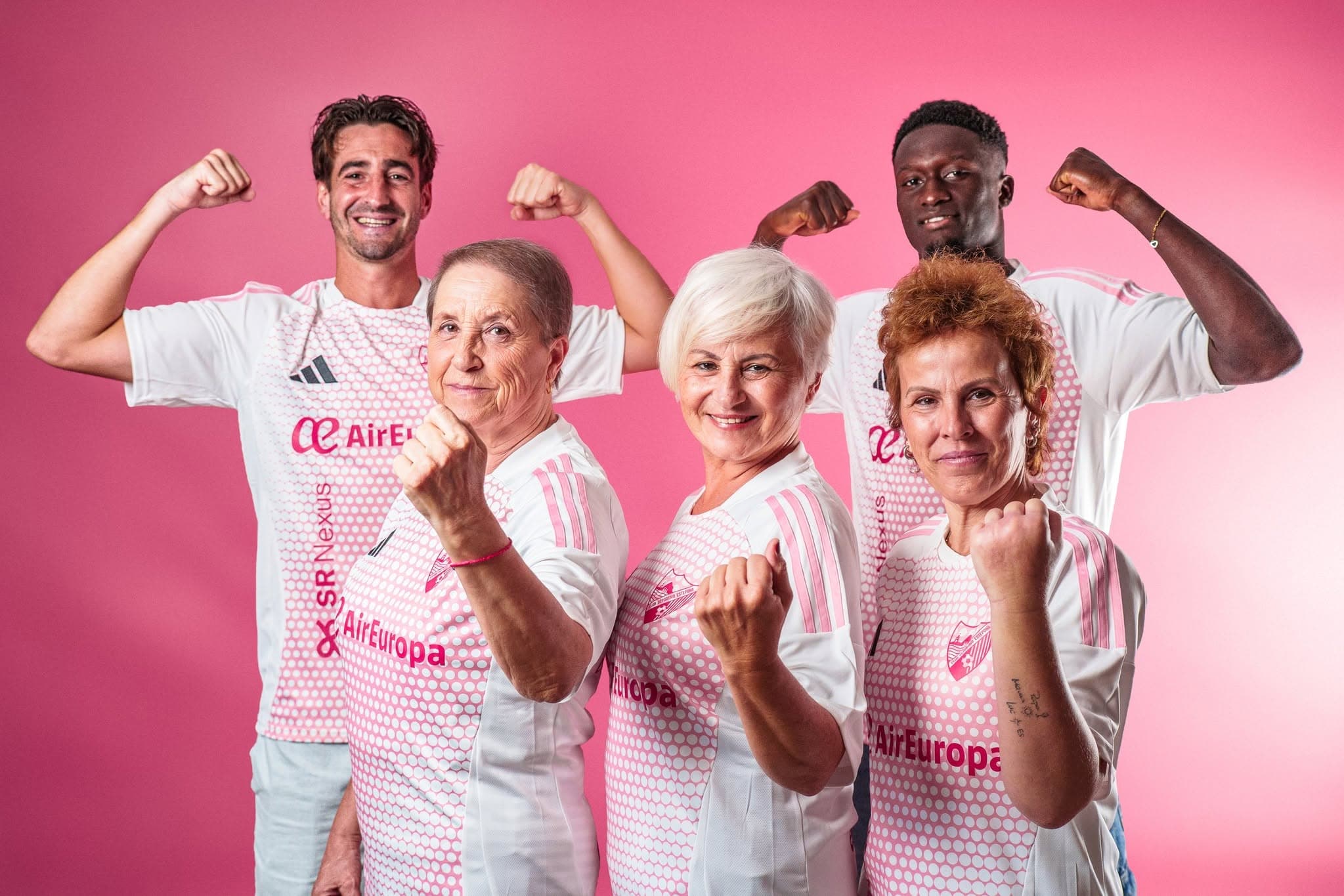 Cristian Fernández "Titi" y Bakary Sow, junto a las tres mujeres que protagonizan la campaña solidaria del CD Estepona y la AECC de Estepona.