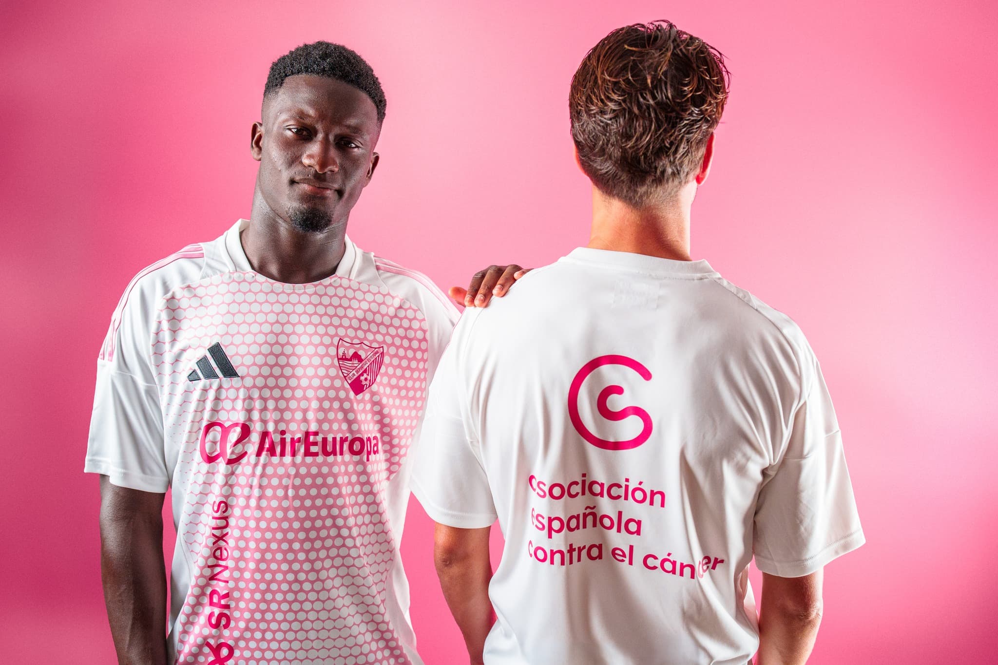 Bakary Sow y Cristian Fernandez "Titi" muestran la camiseta solidaria del CD Estepona contra el cáncer de mama
