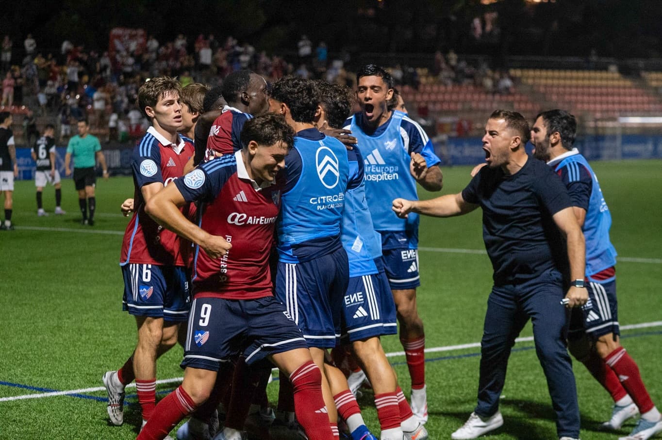 Jugadores del CD Estepona junto con Manolo Sánchez celebran uno de los goles durante el partido ante el CD Don Benito en el Francisco Muñoz Pérez.