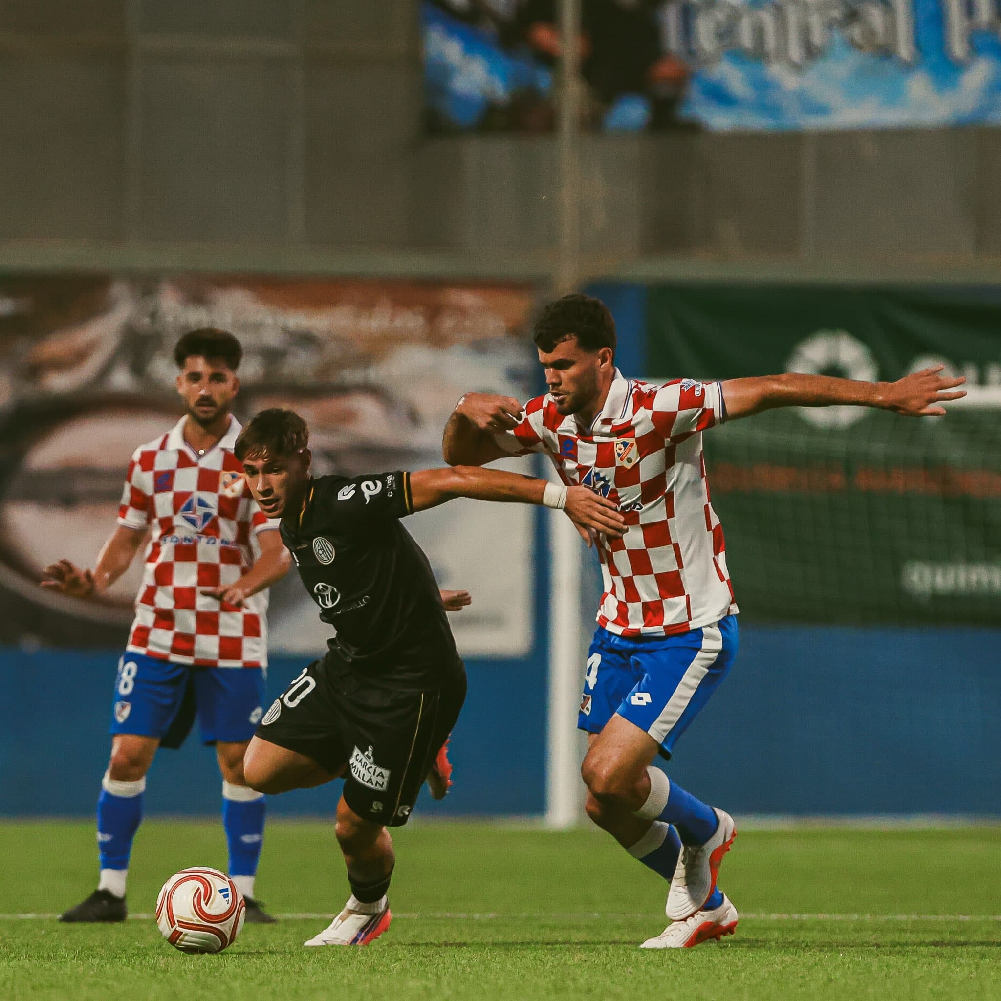 Jugador del Club Atlético Central durante un encuentro de Segunda Federación con su equipación blanquinegra.