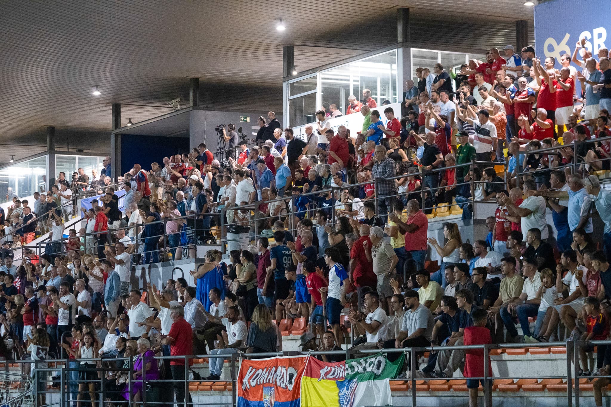 Aficionados del CD Estepona animan al equipo desde las gradas del Francisco Muñoz Pérez.