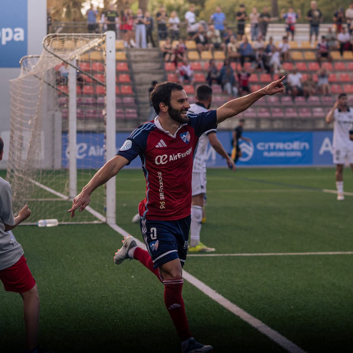 Alfonso Candelas celebrando un gol con la camiseta roja en el Francisco Muñoz Pérez