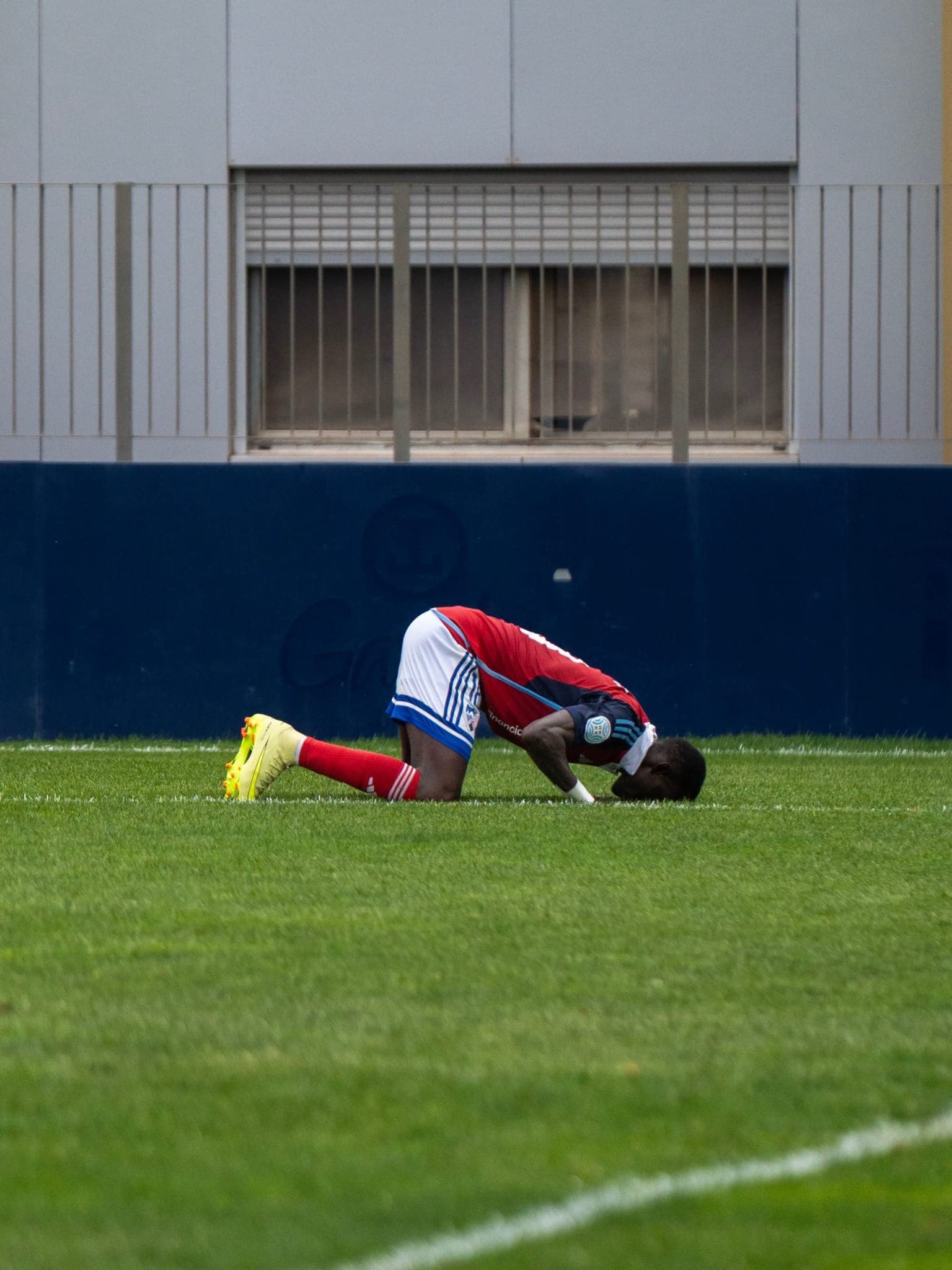 Sandji Baradji celebrando un gol con la camiseta roja frente al Tenerife B