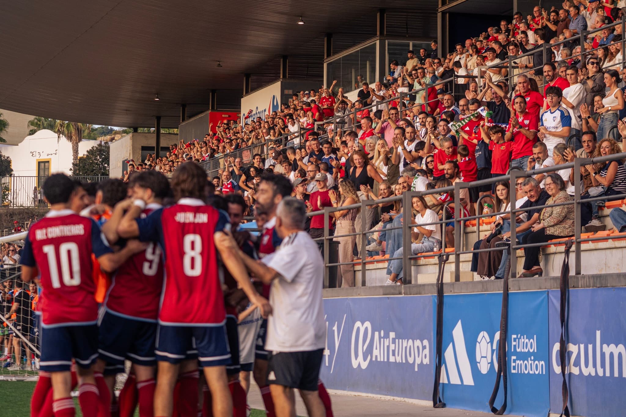 Jugadores del CD Estepona celebran la victoria por 3-2 ante el Club Atlético Central en el Francisco Muñoz Pérez