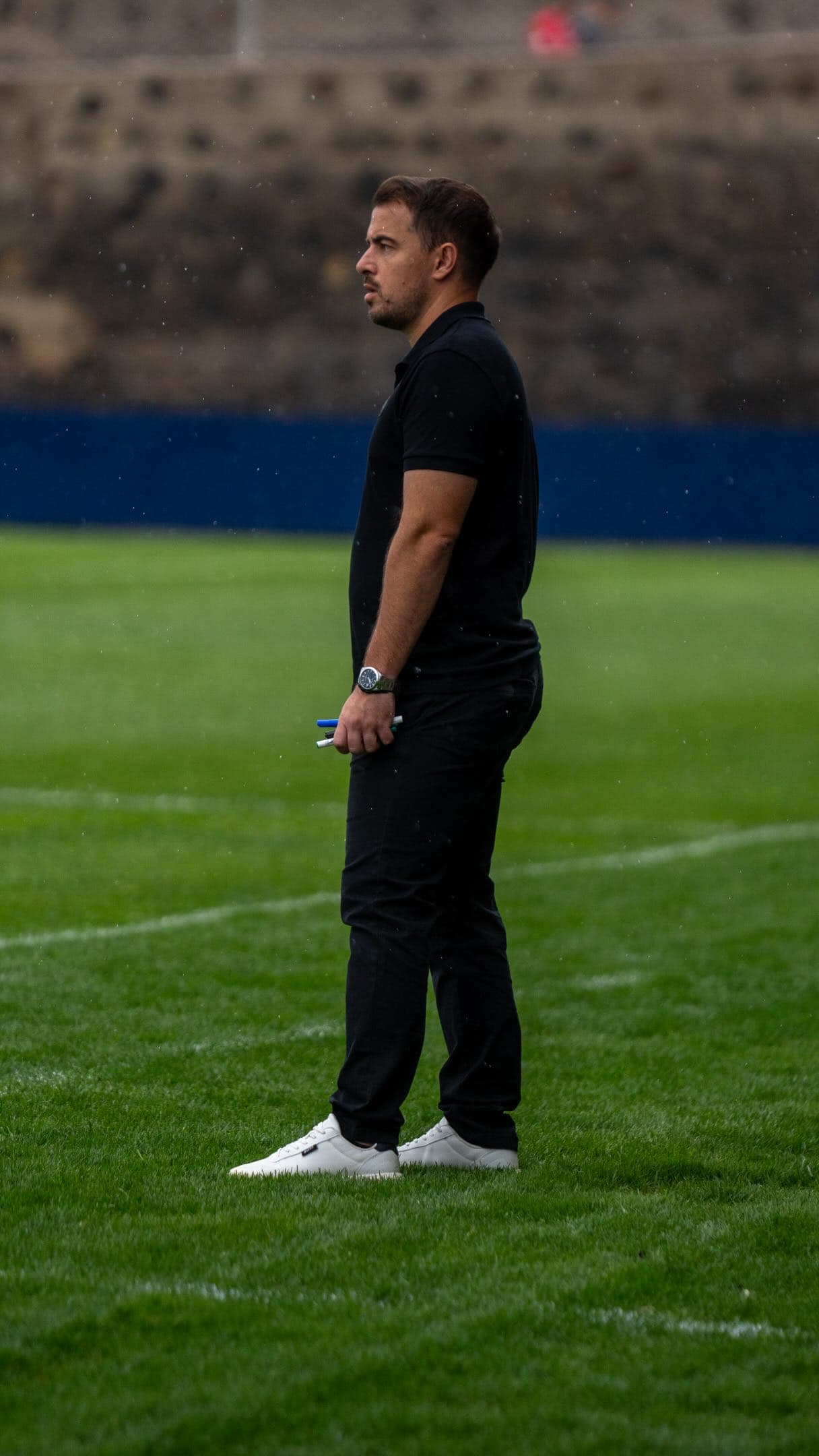 Manolo Sánchez, entrenador del CD Estepona, durante un partido de Segunda Federación