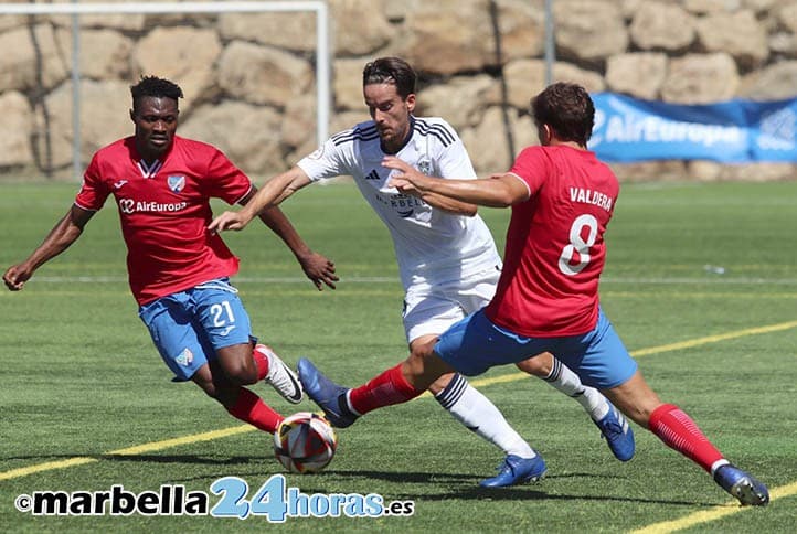 Enfrentamiento entre el CD Estepona y el Marbella FC durante la temporada 2023/24 de Segunda Federación