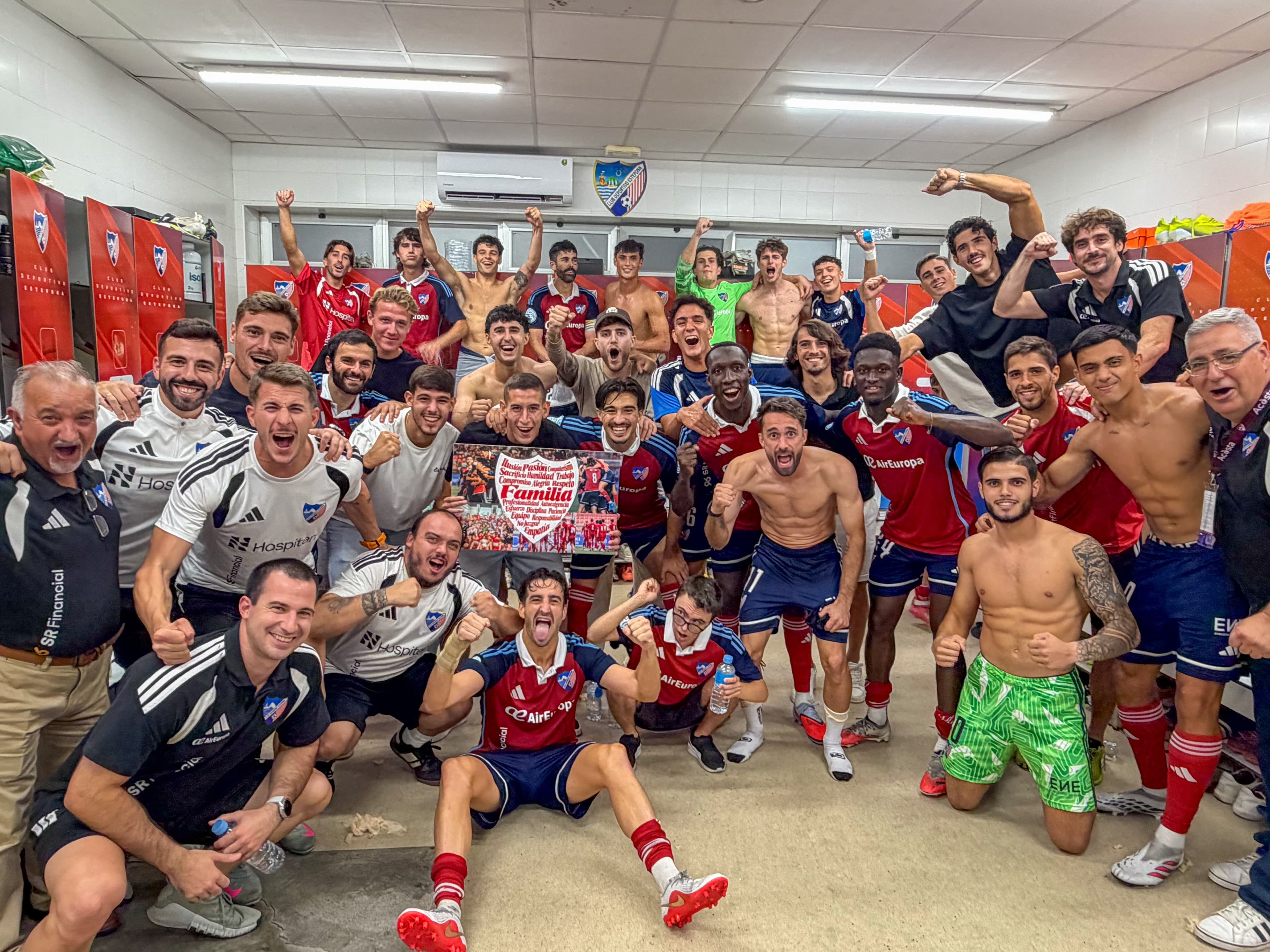 Los jugadores del CD Estepona celebran la victoria por 3-2 ante el Atlético Central.