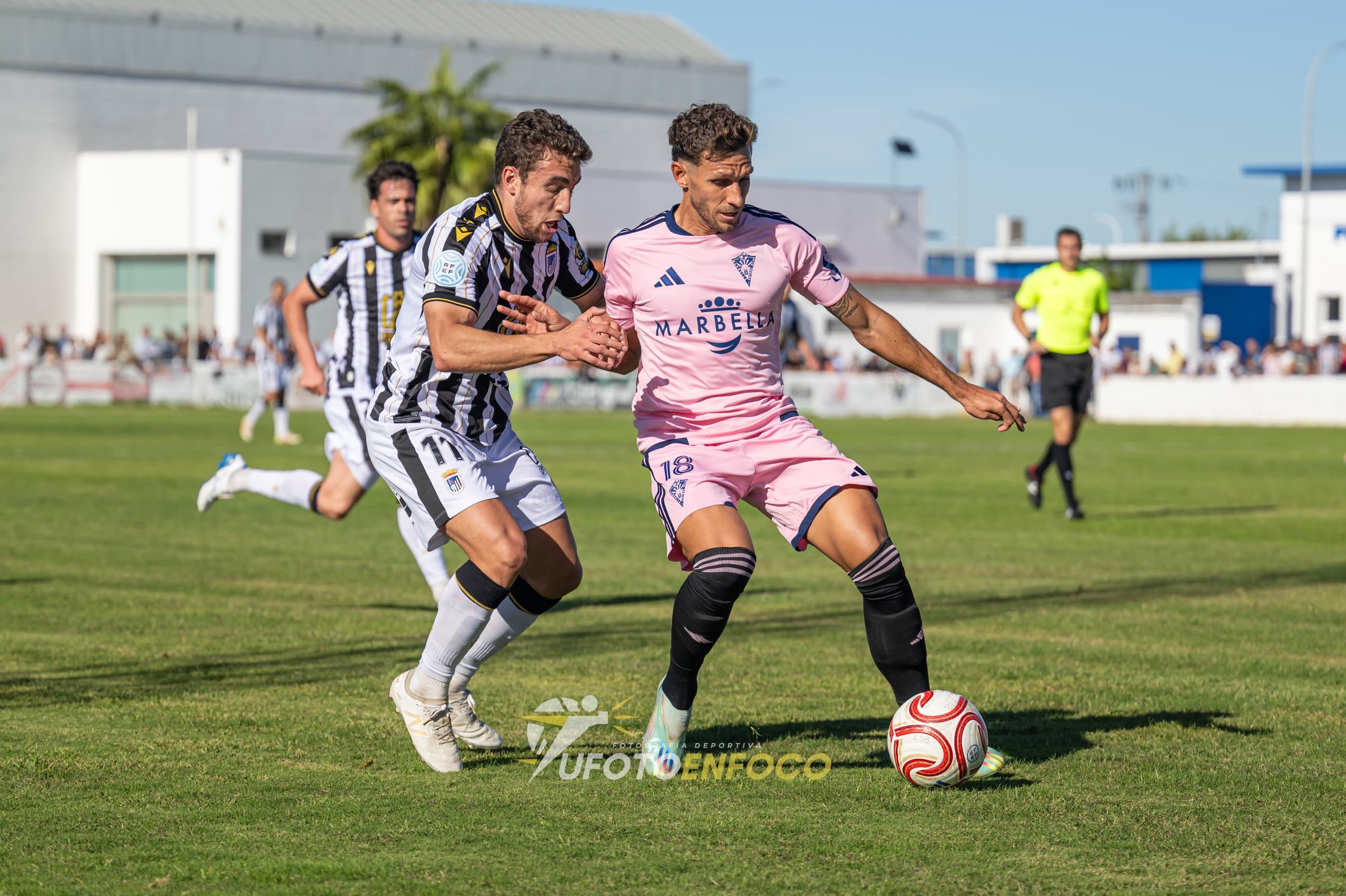 Jugador del Marbella FC durante el encuentro de Segunda Federación frente al CD Badajoz.