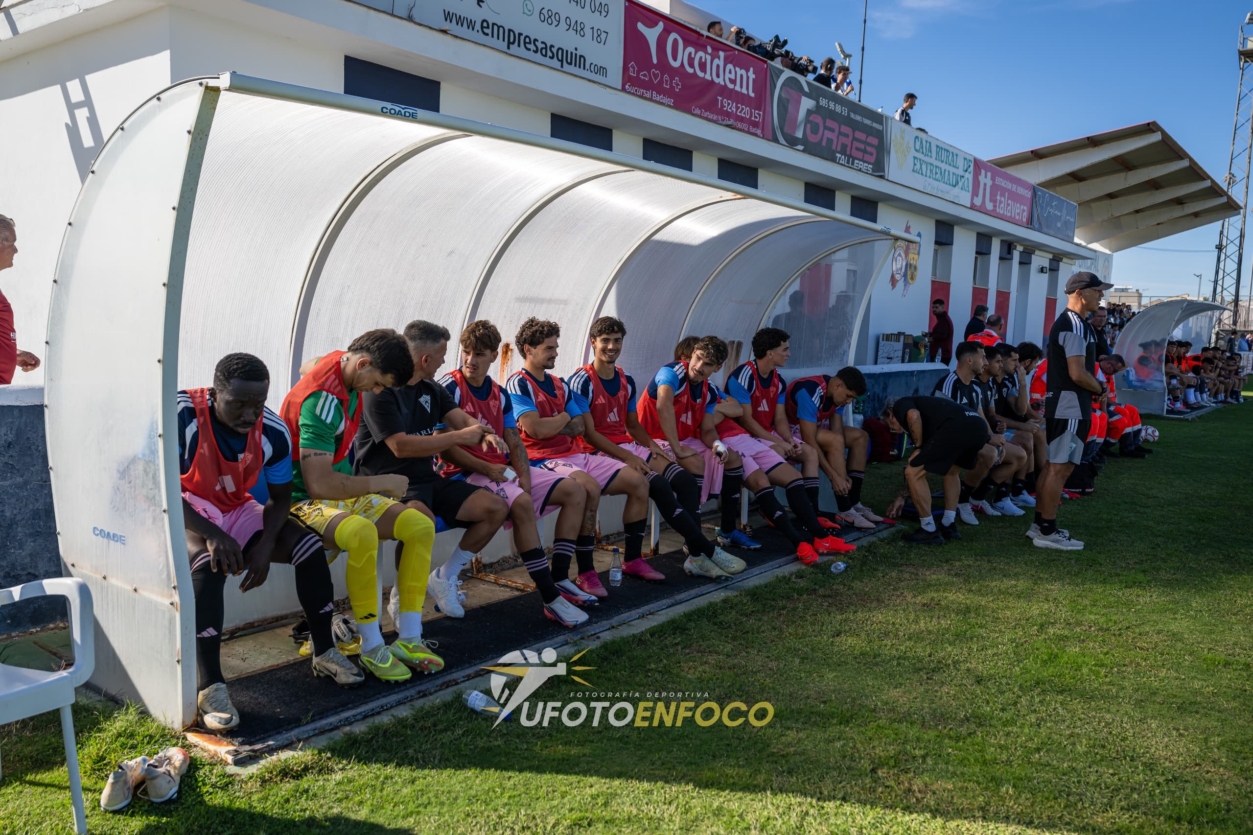 Banquillo del Marbella FC durante el encuentro de Segunda Federación frente al CD Badajoz.