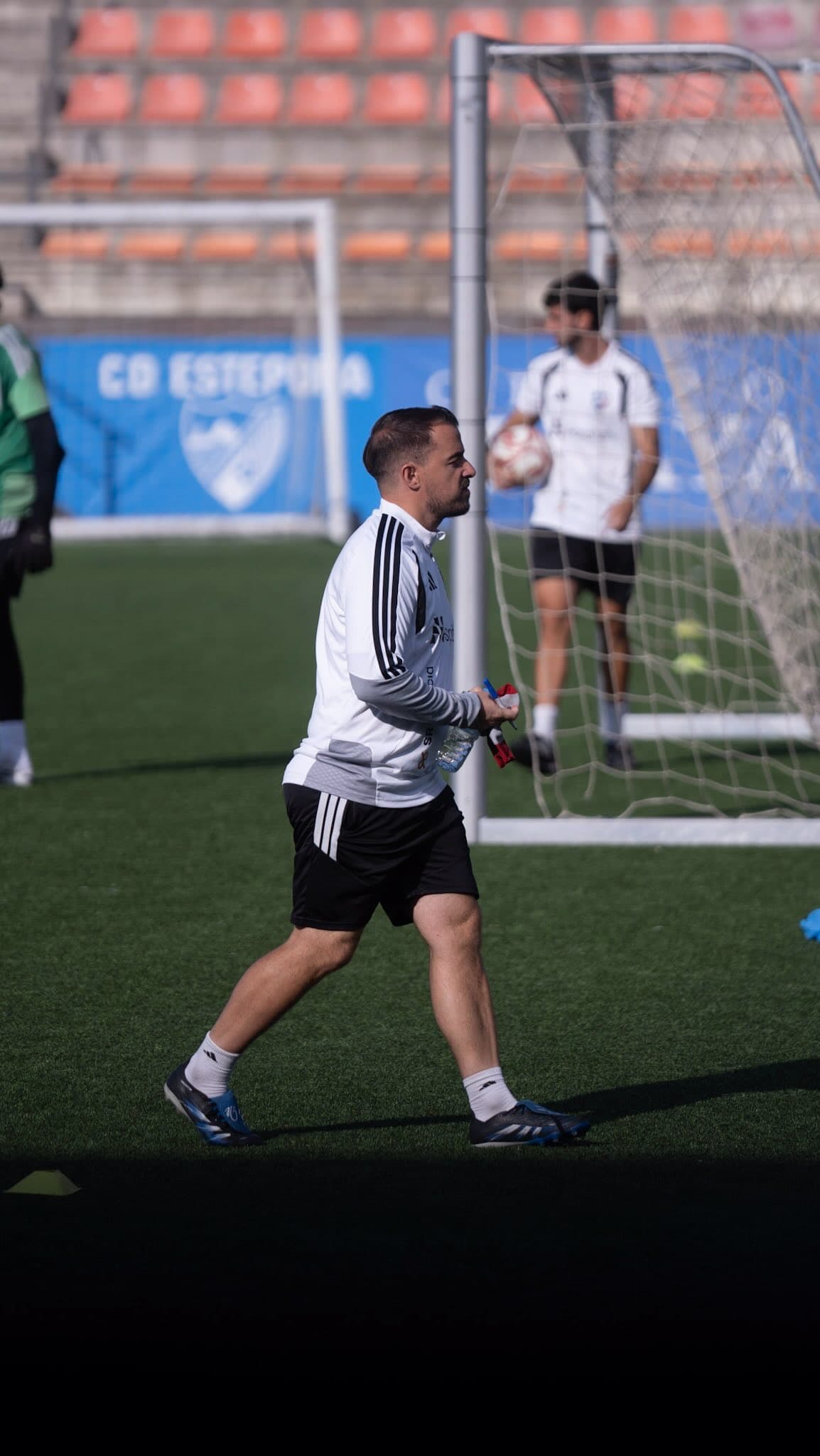 Manolo Sánchez, entrenador del CD Estepona, durante un entrenamiento de esta temporada.