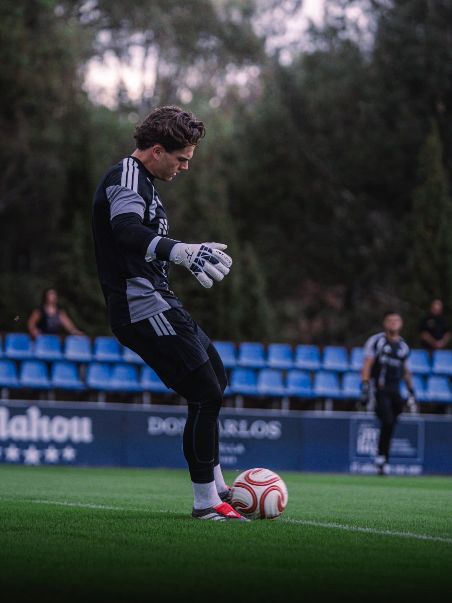 Héctor Oliva durante su calentamiento