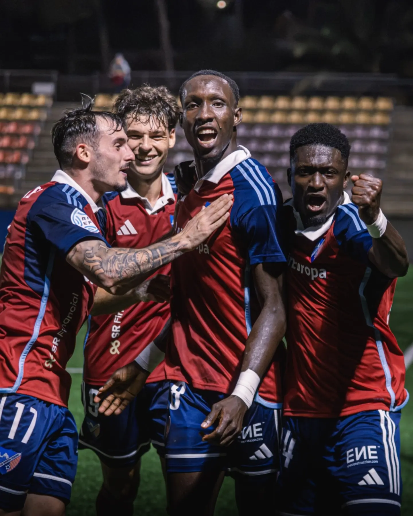 Jugadores del CD Estepona celebran la victoria por 3-2 ante el Atlético Central en el Francisco Muñoz Pérez.