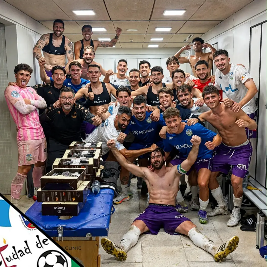 Jugadores del CD Ciudad de Lucena celebran la victoria tras el encuentro frente al Xerez CD