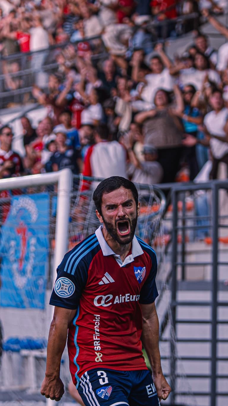 Alfonso Candelas celebra su gol ante el CD Ciudad de Lucena en el partido disputado en el Francisco Muñoz Pérez.