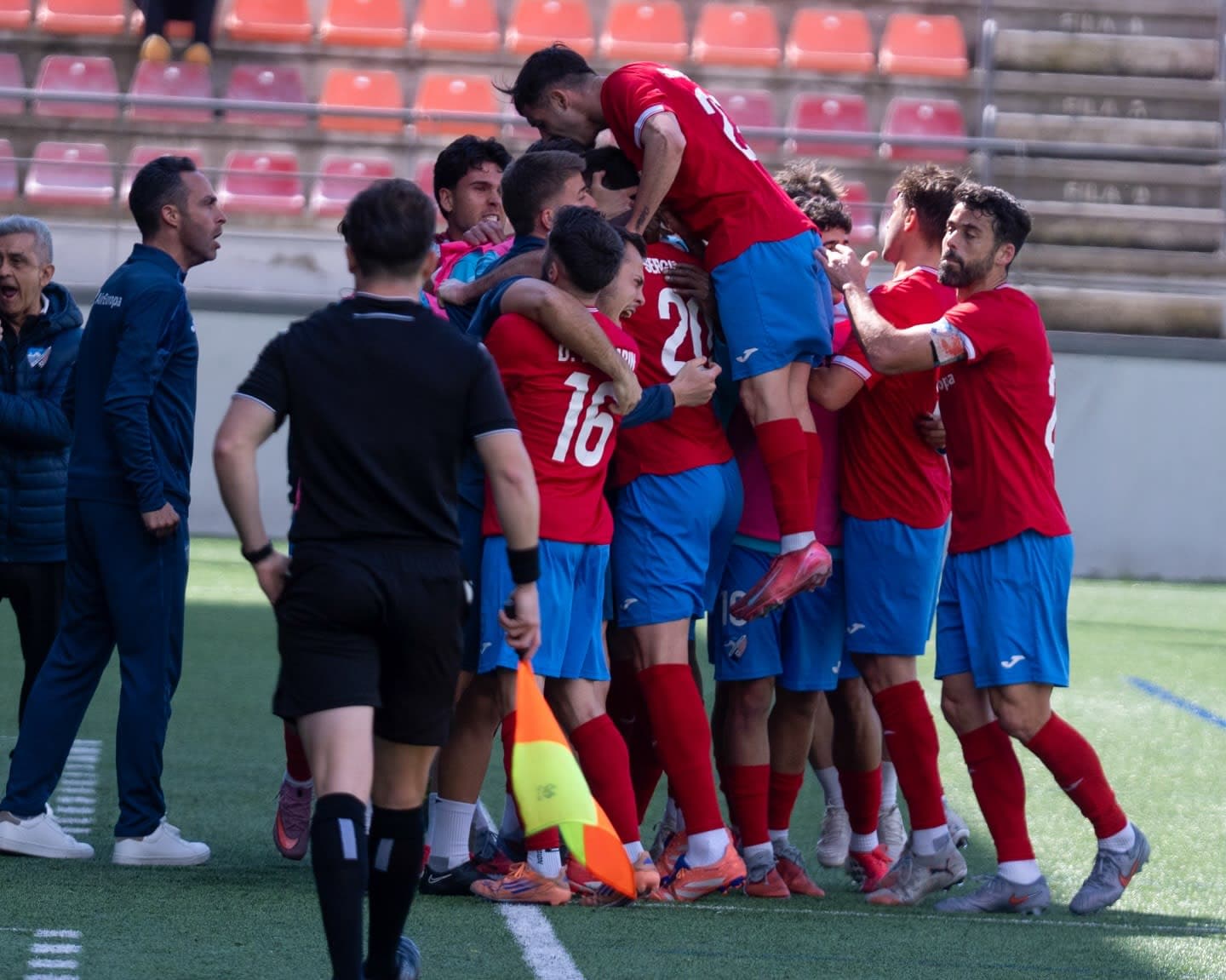 Imagen de la noticia: La victoria del CD Estepona vuelve a encender la pelea